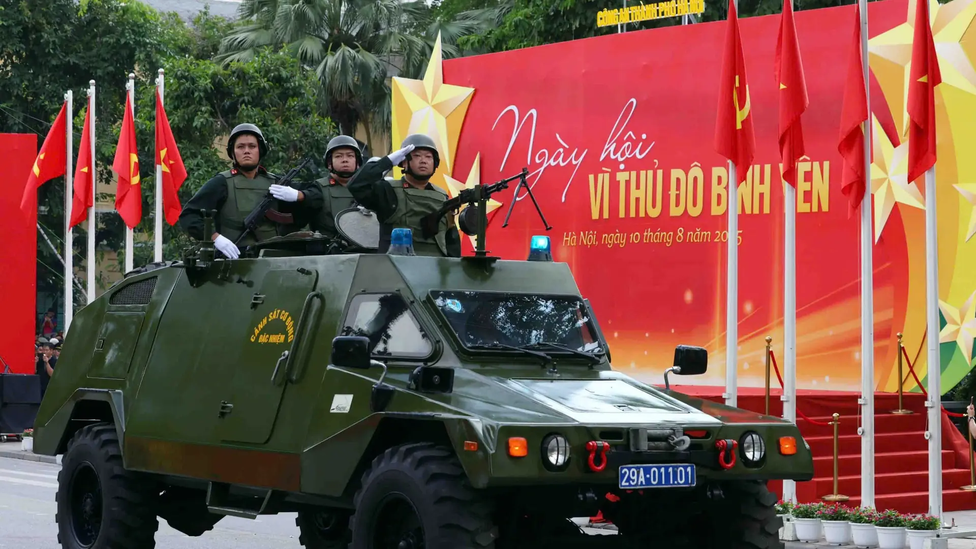 Cận cảnh d&agrave;n kh&iacute; t&agrave;i h&ugrave;ng hậu của C&ocirc;ng an H&agrave; Nội