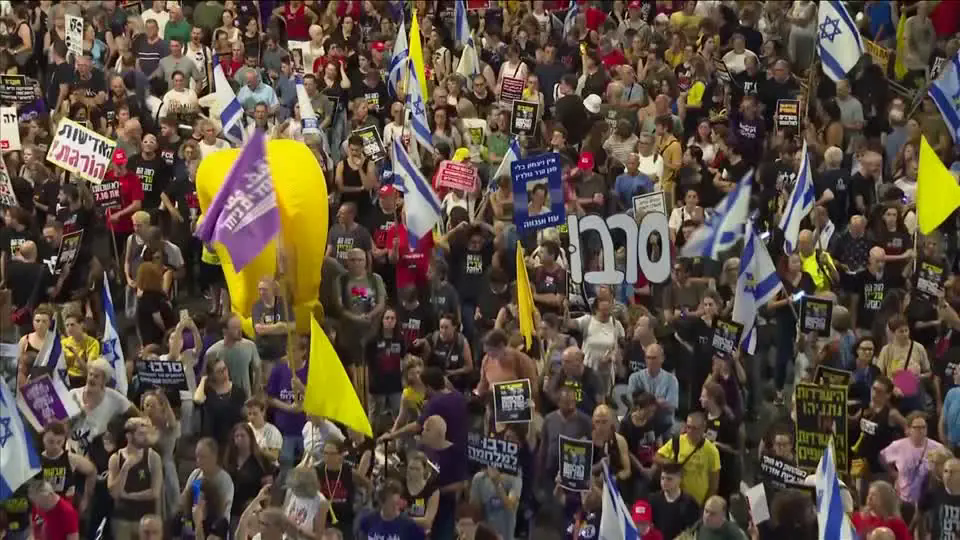 B&ugrave;ng nổ l&agrave;n s&oacute;ng phản đối Israel kiểm so&aacute;t th&agrave;nh phố Gaza