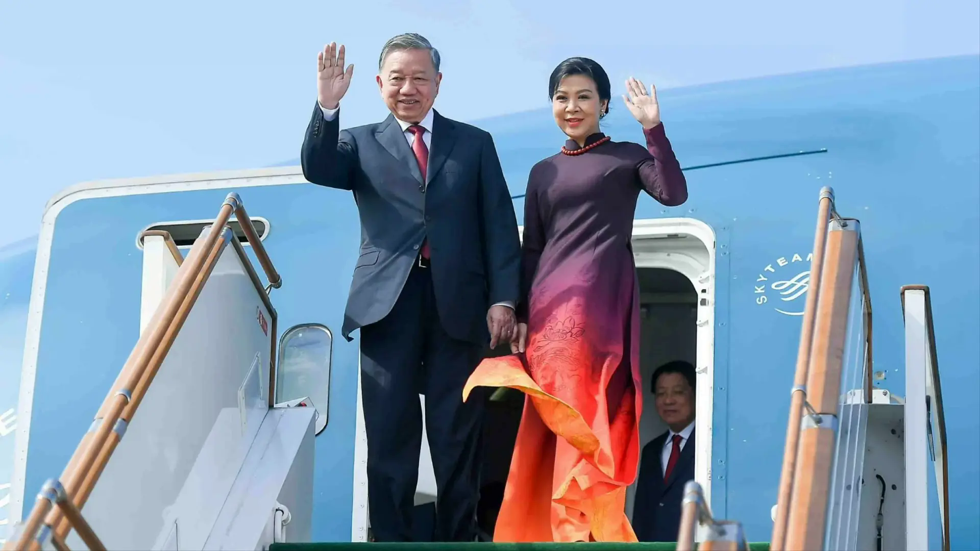 Tổng B&iacute; thư T&ocirc; L&acirc;m v&agrave; Phu nh&acirc;n l&ecirc;n đường thăm H&agrave;n Quốc