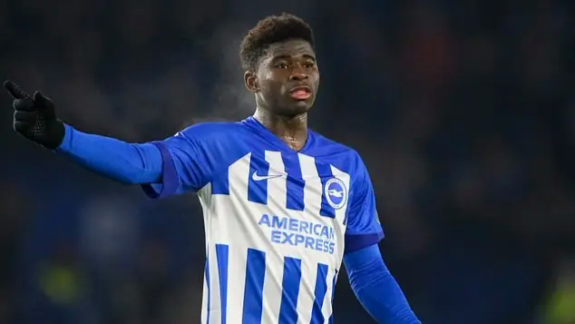 Manchester United đẩy mạnh đ&agrave;m ph&aacute;n chi&ecirc;u mộ Carlos Baleba