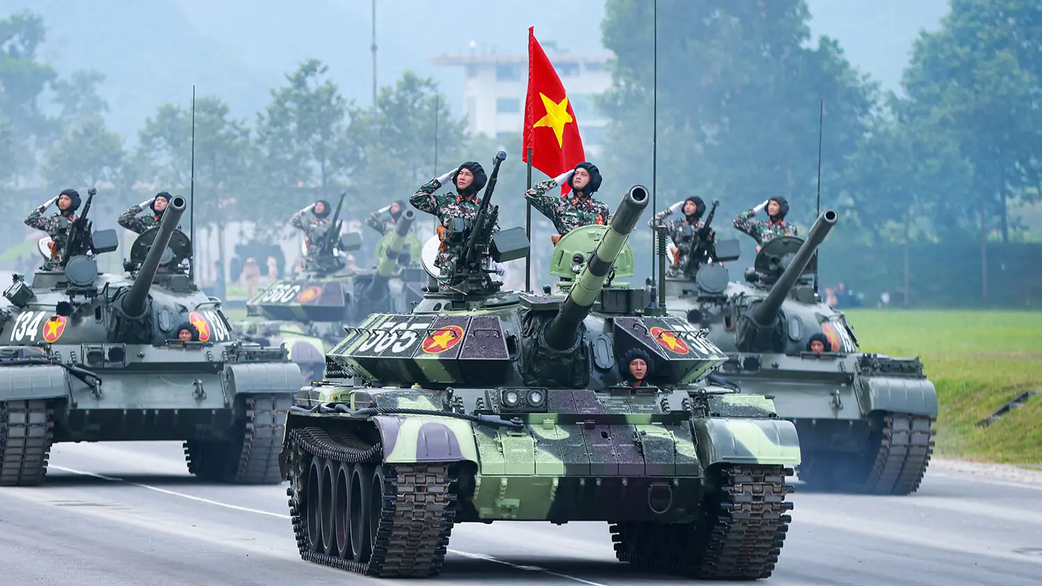 Chi&ecirc;m ngưỡng d&agrave;n vũ kh&iacute;, kh&iacute; t&agrave;i hợp luyện diễu binh A80