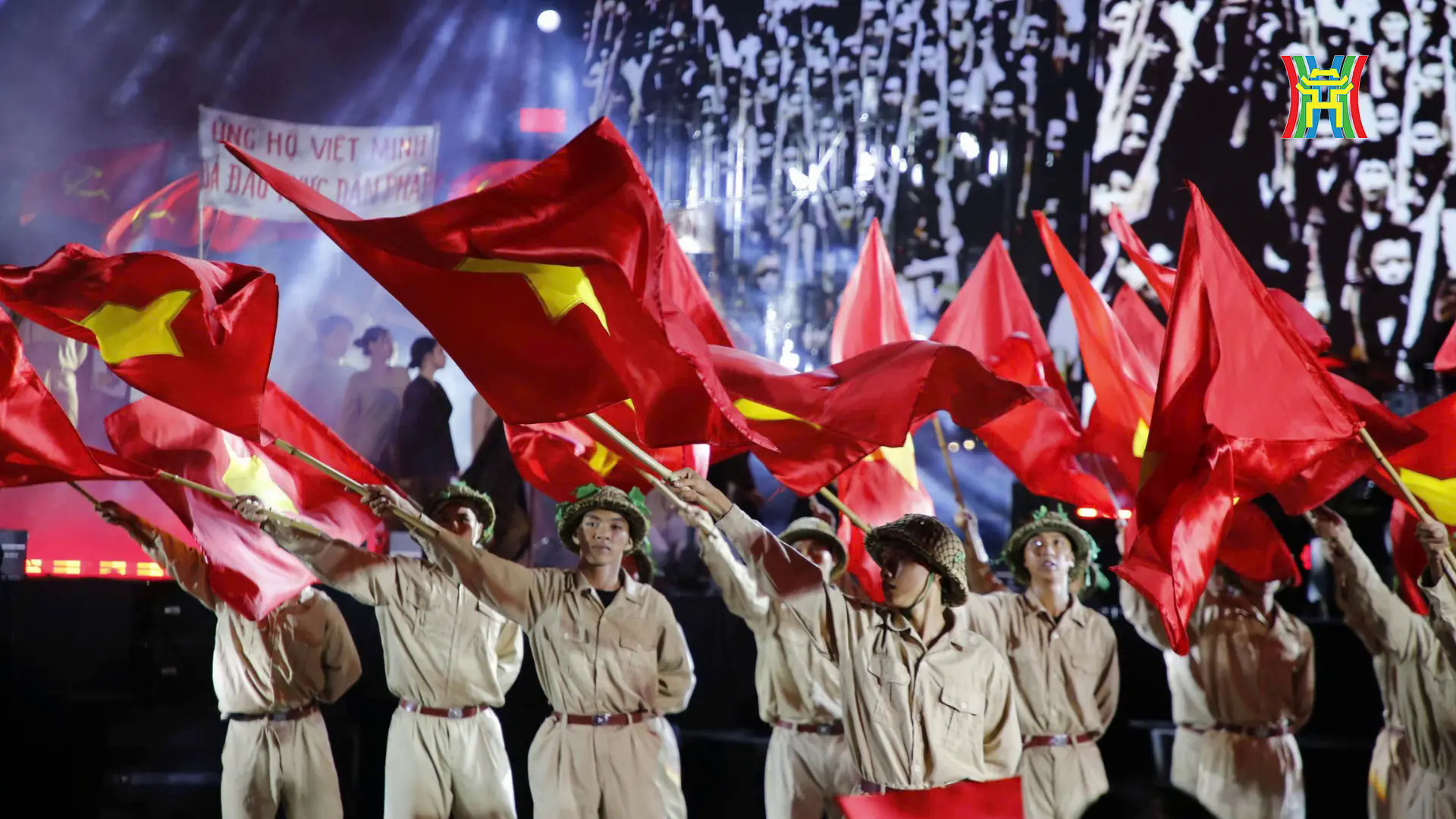 H&ugrave;ng tr&aacute;ng v&agrave; tự h&agrave;o với concert 'Hà Nội - từ mùa thu lịch sử năm 1945'