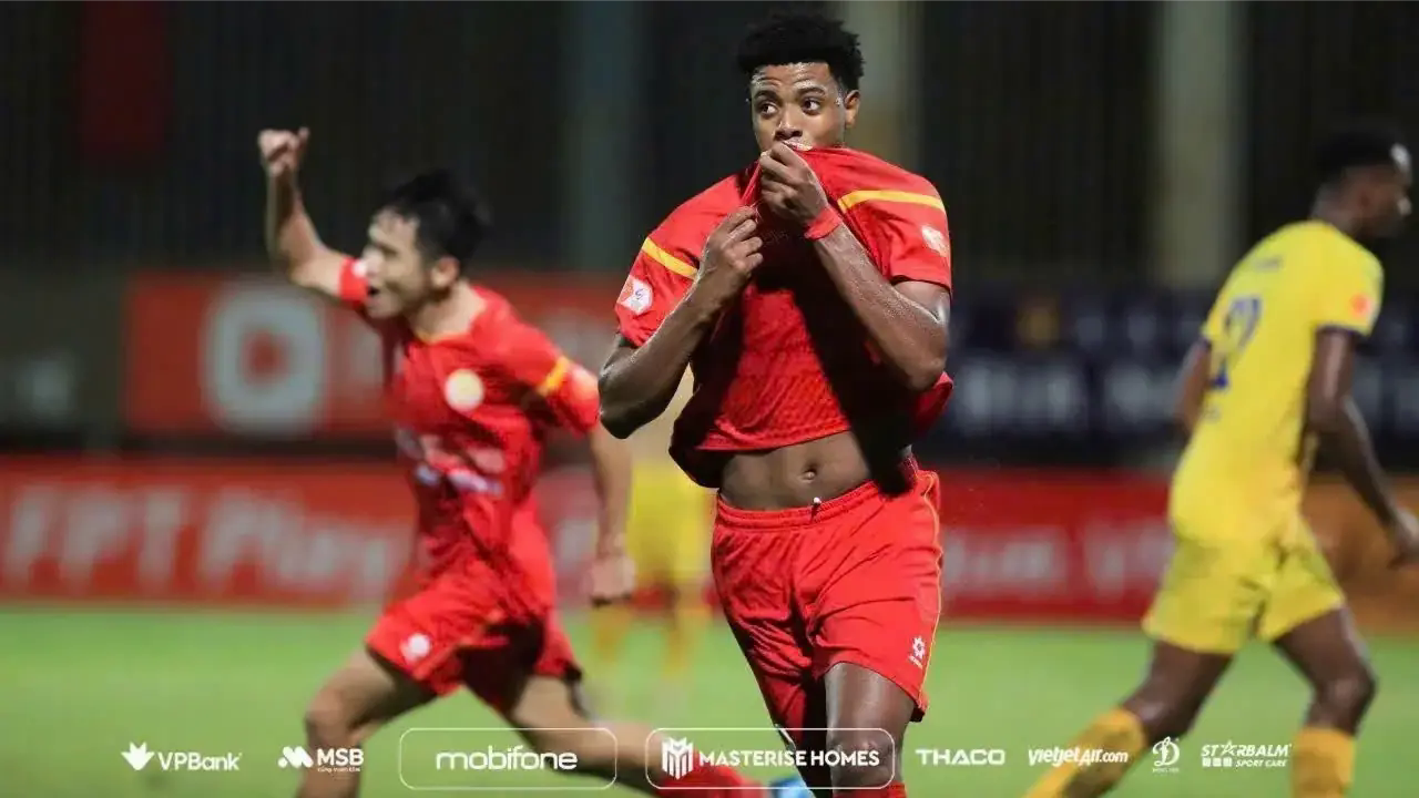 Hai t&acirc;n binh c&oacute; m&agrave;n 'ch&agrave;o s&acirc;n' V-League ấn tượng