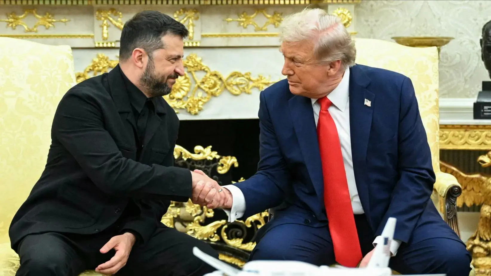 &Ocirc;ng Zelensky li&ecirc;n tục cảm ơn, &ocirc;ng Trump khen bộ vest đẹp