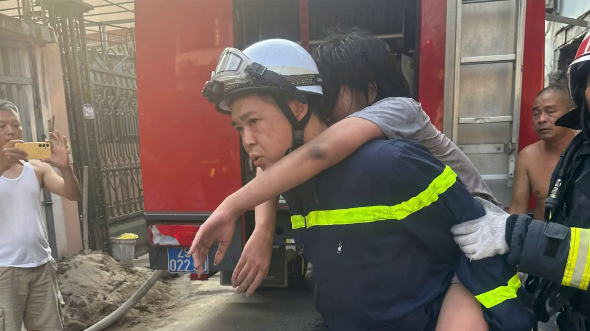 Kịp thời giải cứu 3 người trong vụ ch&aacute;y tại phường Bồ Đề