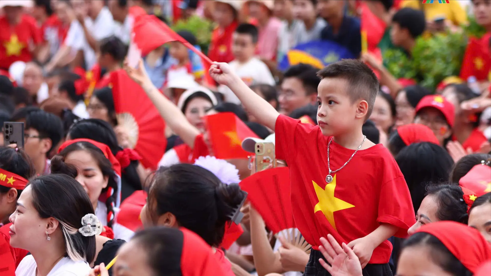 Người d&acirc;n h&ograve; reo, cổ vũ lực lượng tổng hợp luyện diễu binh