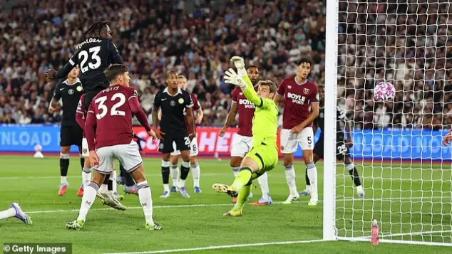West Ham phơi b&agrave;y &lsquo;bộ mặt&rsquo; thất vọng trước Chelsea