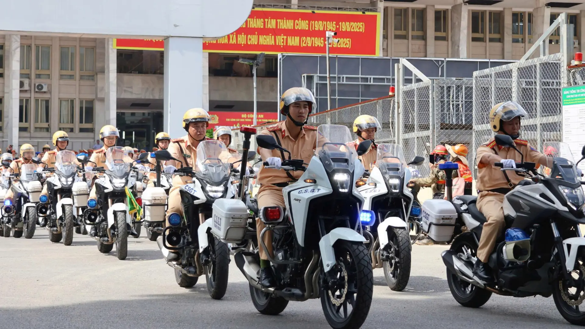 H&agrave; Nội tiếp nhận hơn 600 cảnh s&aacute;t giao th&ocirc;ng phục vụ A80