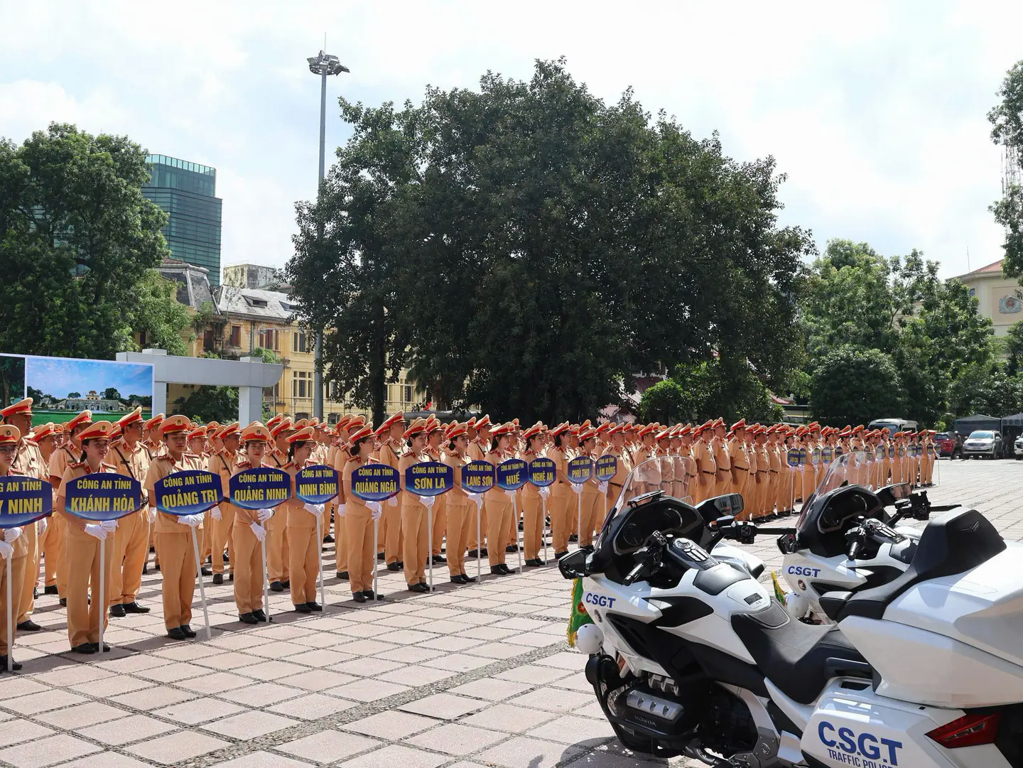 c&aacute;n bộ, chiến sĩ CSGT