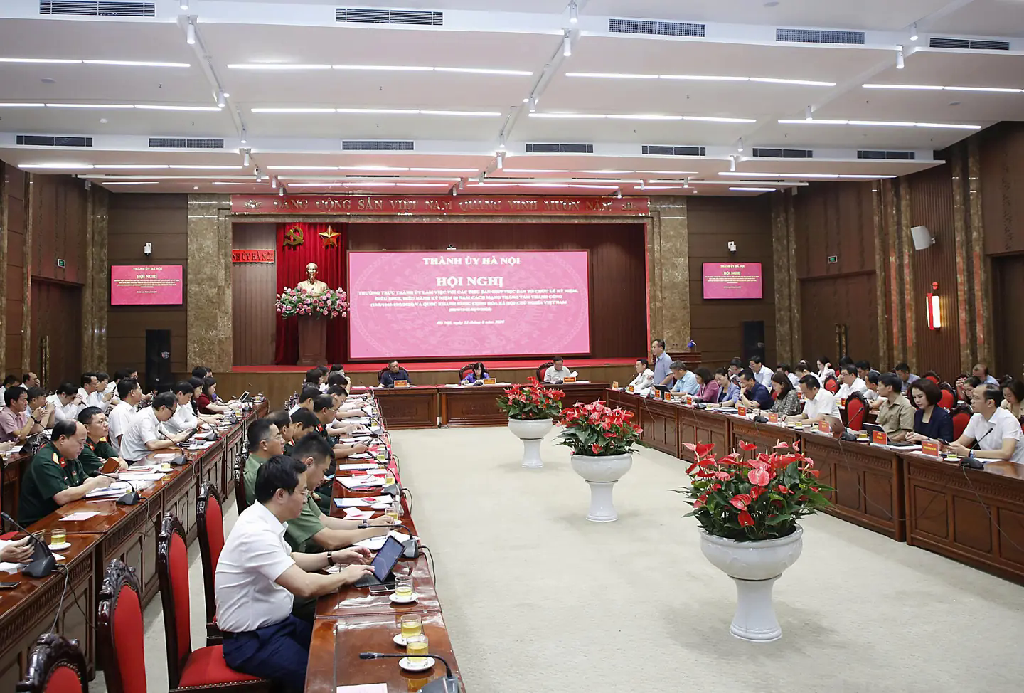 Thường trực Th&agrave;nh ủy H&agrave; Nội chủ tr&igrave; l&agrave;m việc với c&aacute;c tiểu ban tổ chức kỷ niệm, diễu binh, diễu h&agrave;nh kỷ niệm 80 năm kỷ niệm C&aacute;ch mạng Th&aacute;ng T&aacute;m th&agrave;nh c&ocirc;ng (19/8/1945-19/8/2025) v&agrave; Quốc kh&aacute;nh nước Cộng h&ograve;a x&atilde; hội chủ nghĩa Việt Nam (2/9/1945-2/9/2025). 

