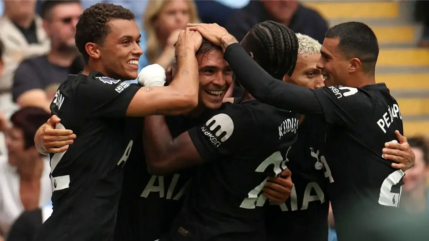 Man City nhận c&uacute; sốc đầu ti&ecirc;n ở m&ugrave;a giải mới