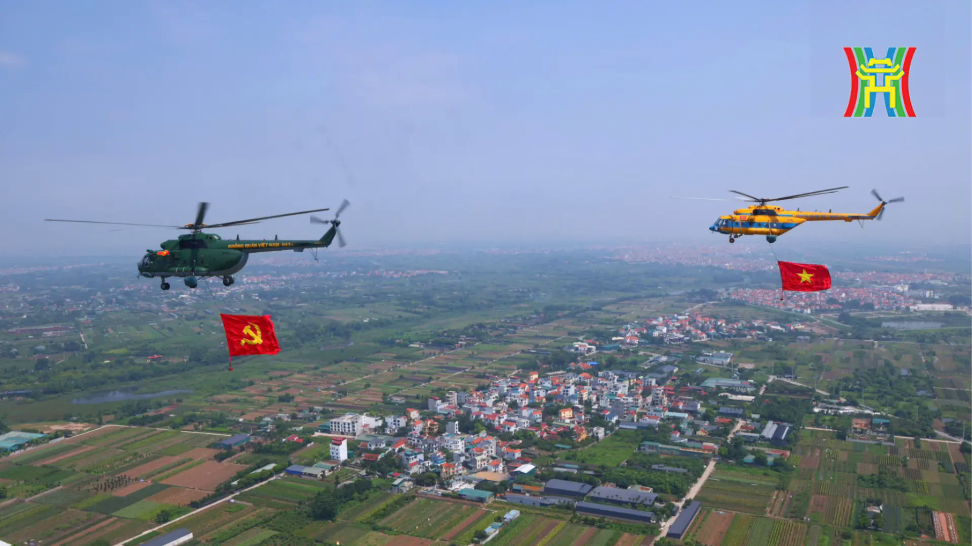 Trực thăng mang cờ Đảng, cờ Tổ quốc bay tr&ecirc;n bầu trời H&agrave; Nội