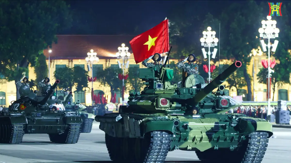 Những &lsquo;ph&aacute;o đ&agrave;i th&eacute;p&rsquo; lăn b&aacute;nh tr&ecirc;n Quảng trường Ba Đ&igrave;nh