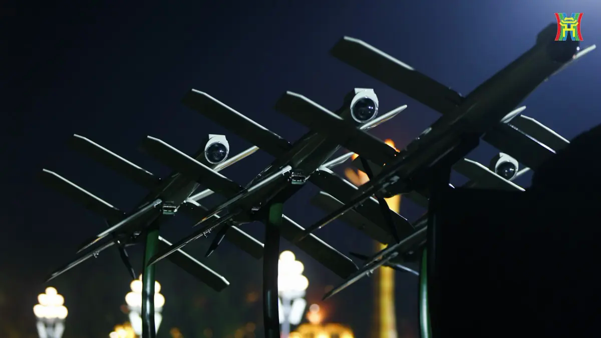 Ph&aacute;o, t&ecirc;n lửa, UAV rực s&aacute;ng trong đ&ecirc;m Ba Đ&igrave;nh
