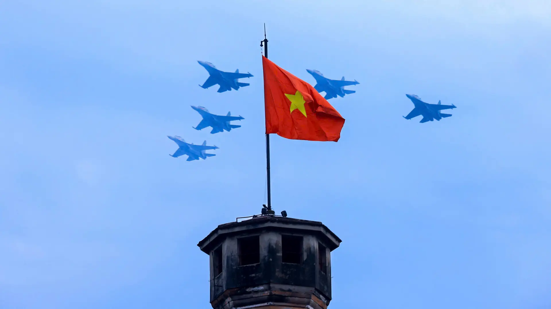Bi&ecirc;n đội 'hổ mang ch&uacute;a' SU-30MK2 tung c&aacute;nh tr&ecirc;n bầu trời Thủ đ&ocirc;