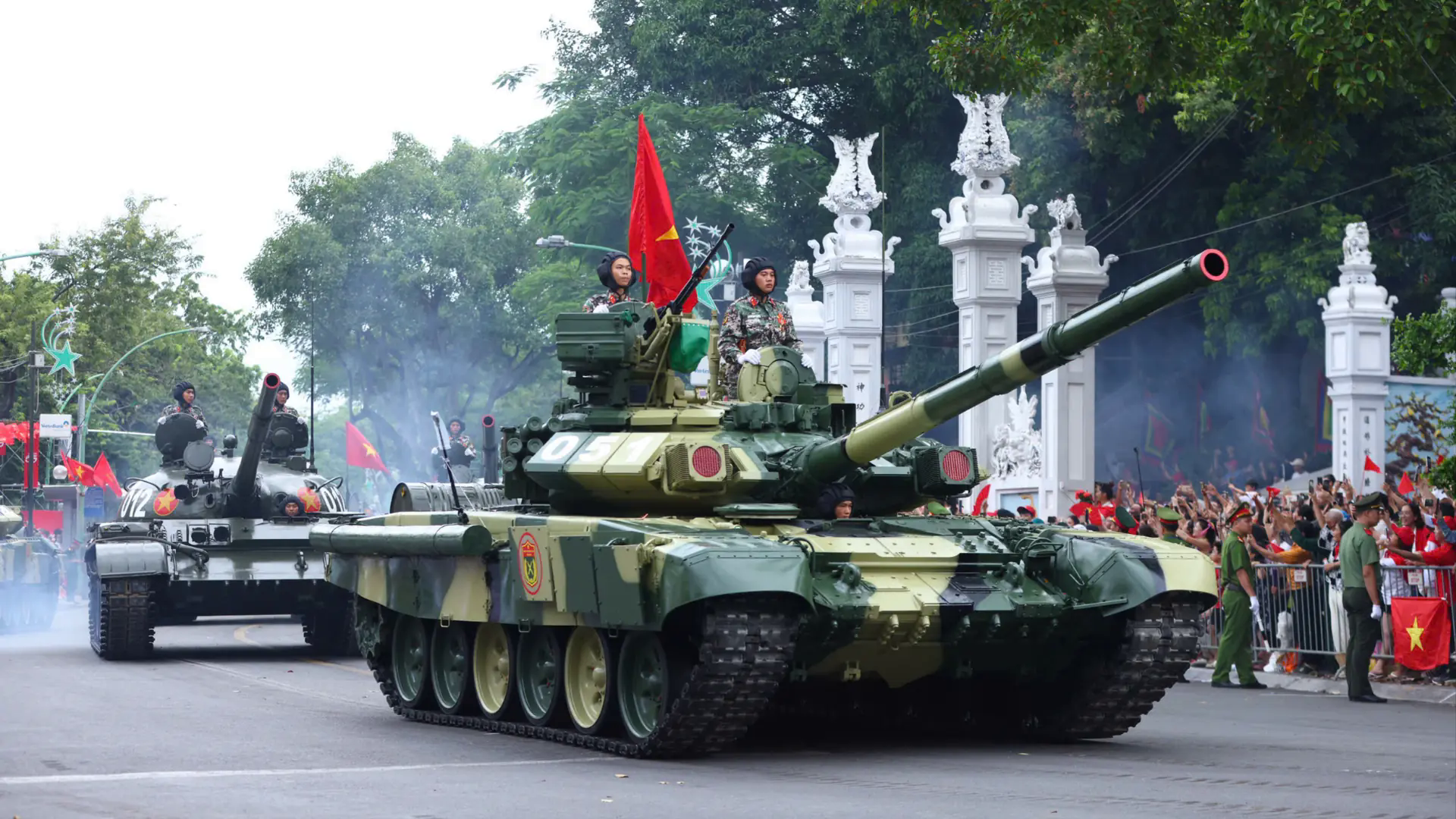 D&agrave;n xe tăng thiết gi&aacute;p uy lực tiến v&agrave;o vị tr&iacute; tập kết