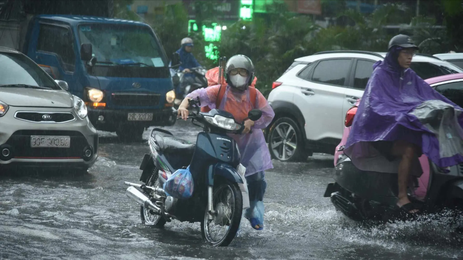&lsquo;Ho&agrave;n lưu b&atilde;o số 5&rsquo; g&acirc;y mưa d&ocirc;ng khắp H&agrave; Nội