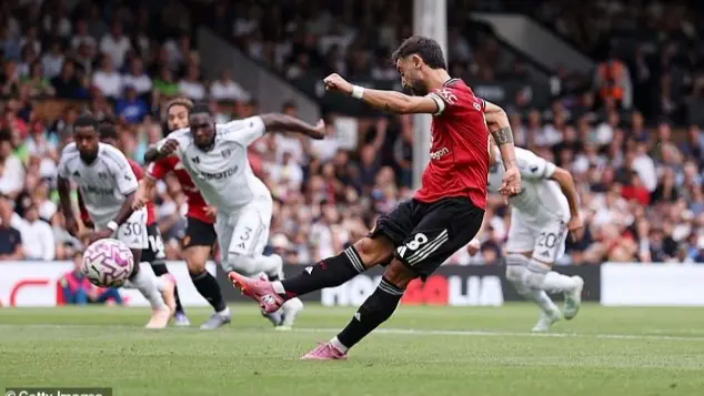 Bruno Fernandes 'bực tức' v&igrave; trọng t&agrave;i kh&ocirc;ng xin lỗi