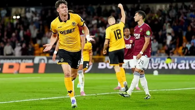 Newcastle tiếp tục bị Wolves từ chối