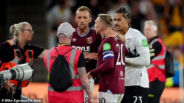 Đội trưởng West Ham tranh c&atilde;i gay gắt với c&aacute;c cổ động vi&ecirc;n