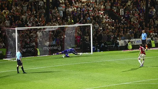 Thủ m&ocirc;n Grimsby &lsquo;nửa buồn vui&rsquo; khi loại Man United