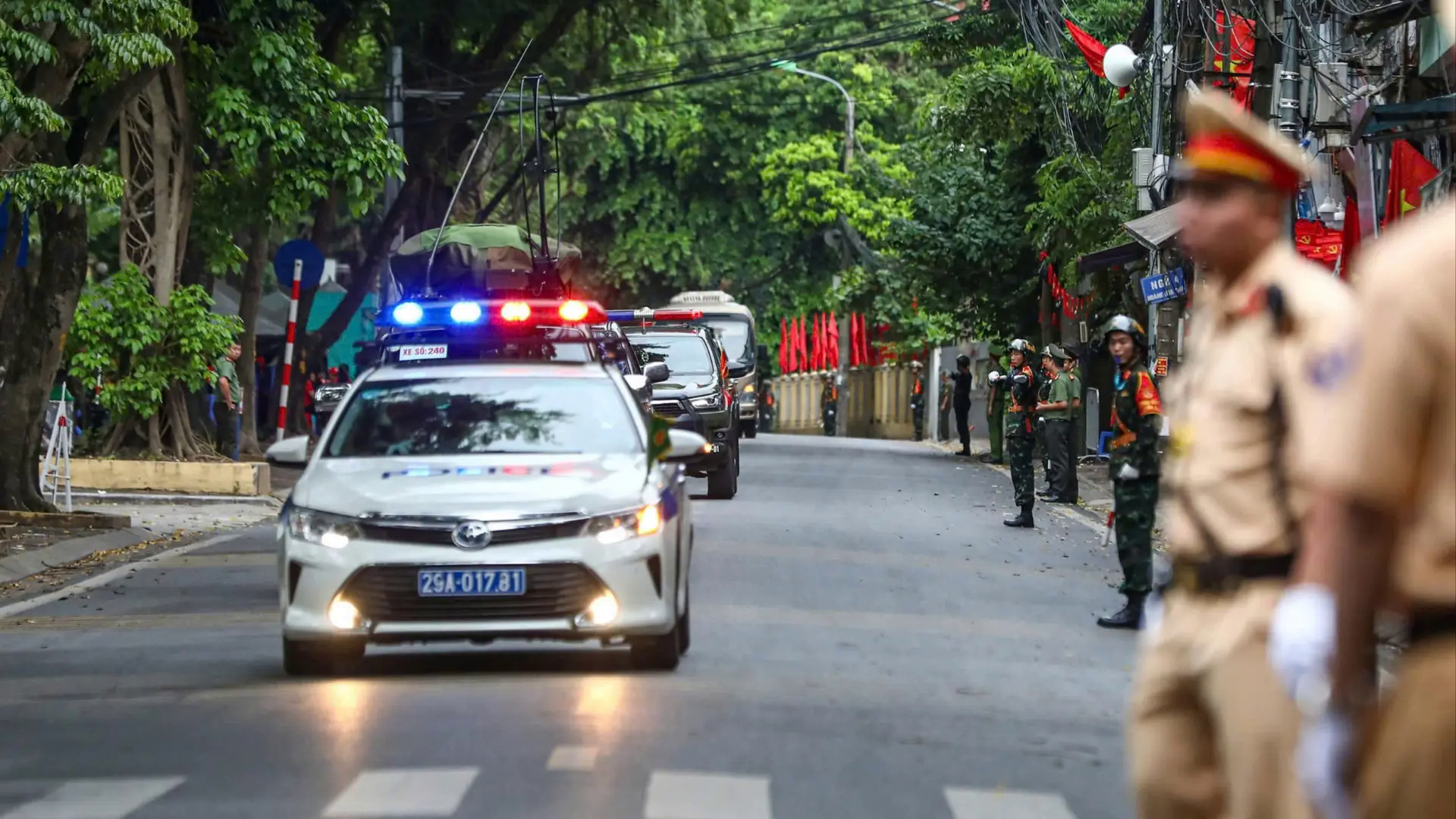 Ph&acirc;n luồng giao th&ocirc;ng phục vụ tổng duyệt diễu binh 30/8