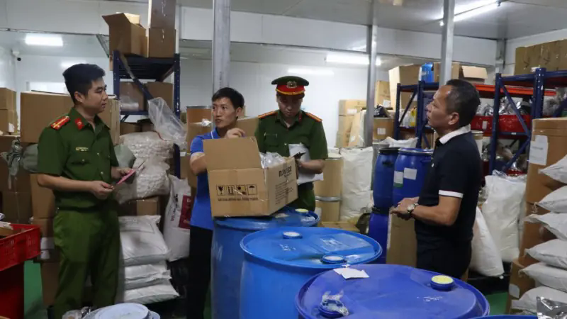 Khởi tố hai nữ gi&aacute;m đốc b&aacute;n thực phẩm giả