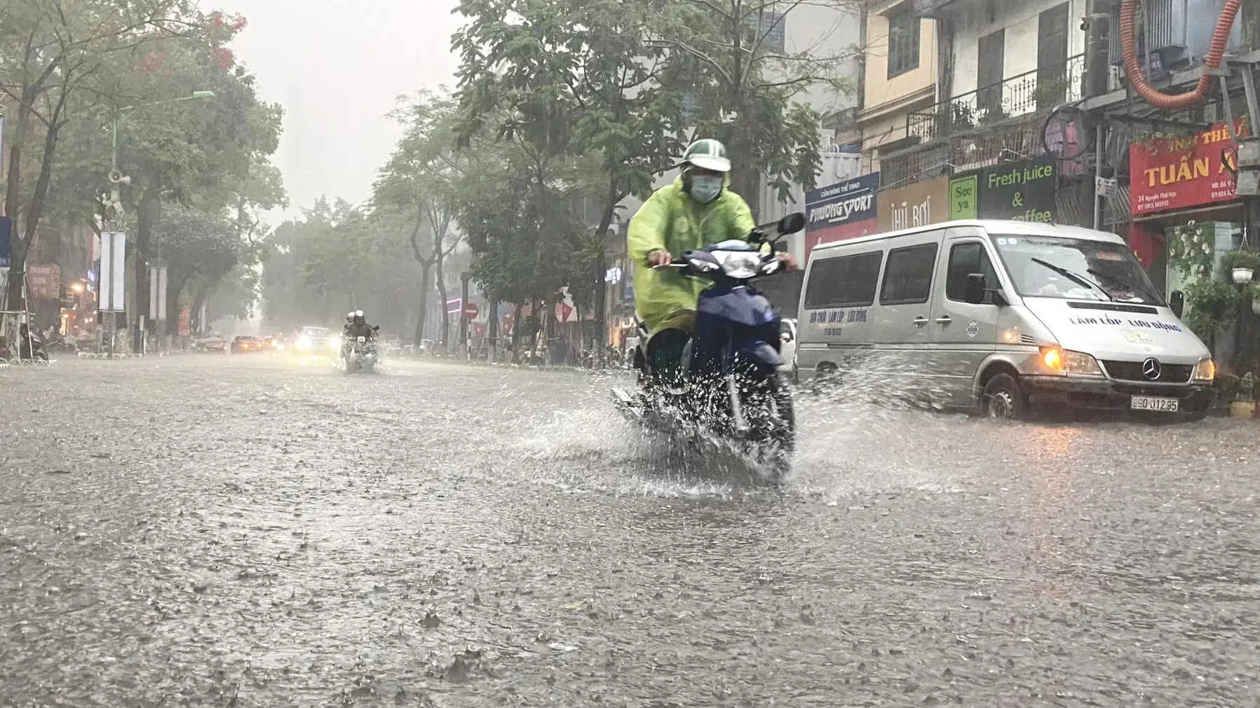 Miền Bắc đ&oacute;n mưa giữa tuần, nắng n&oacute;ng quay lại cuối tuần