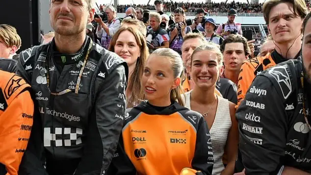 Lando Norris chia sẻ chiến thắng với bạn g&aacute;i
