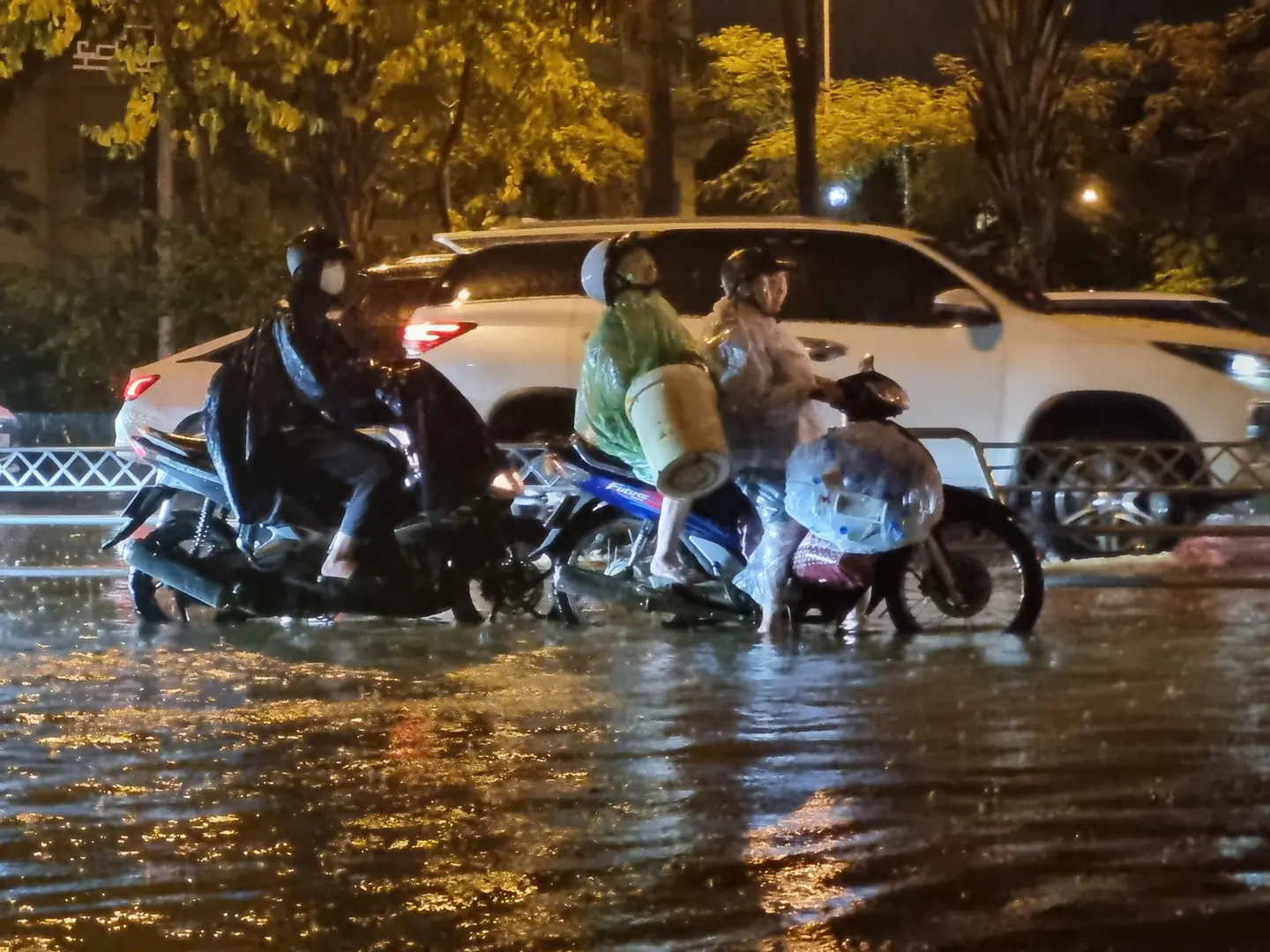 Mưa ngập khu vực V&otilde; Ch&iacute; C&ocirc;ng gần lối l&ecirc;n xuống cầu Nhật T&acirc;n