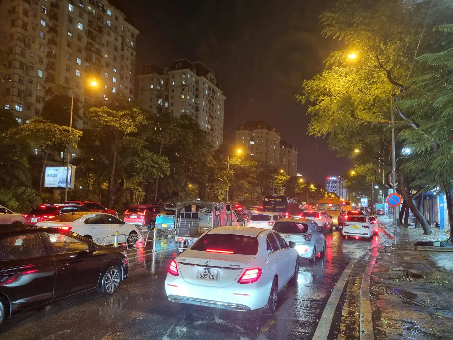 C&aacute;c phương tiện gặp kh&oacute; khi di chuyển