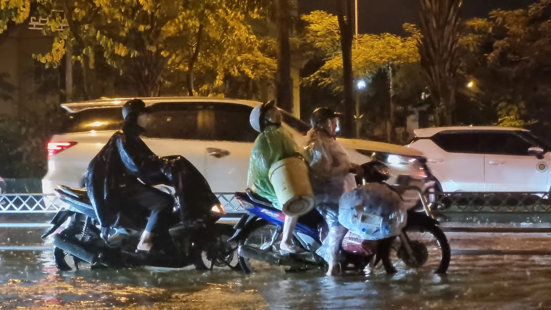 H&agrave; Nội đ&oacute;n mưa giải nhiệt, nhiều tuyến phố ngập &uacute;ng