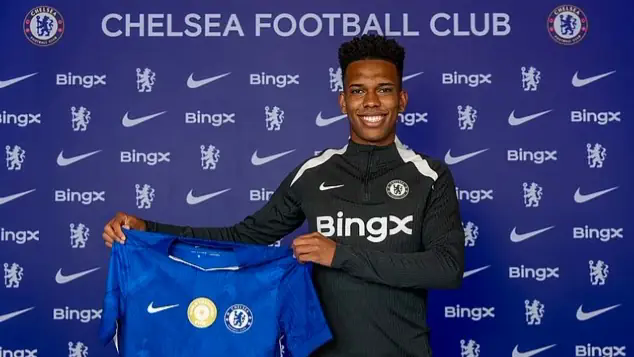 Thần đồng Brazil Estevao cập bến Stamford Bridge