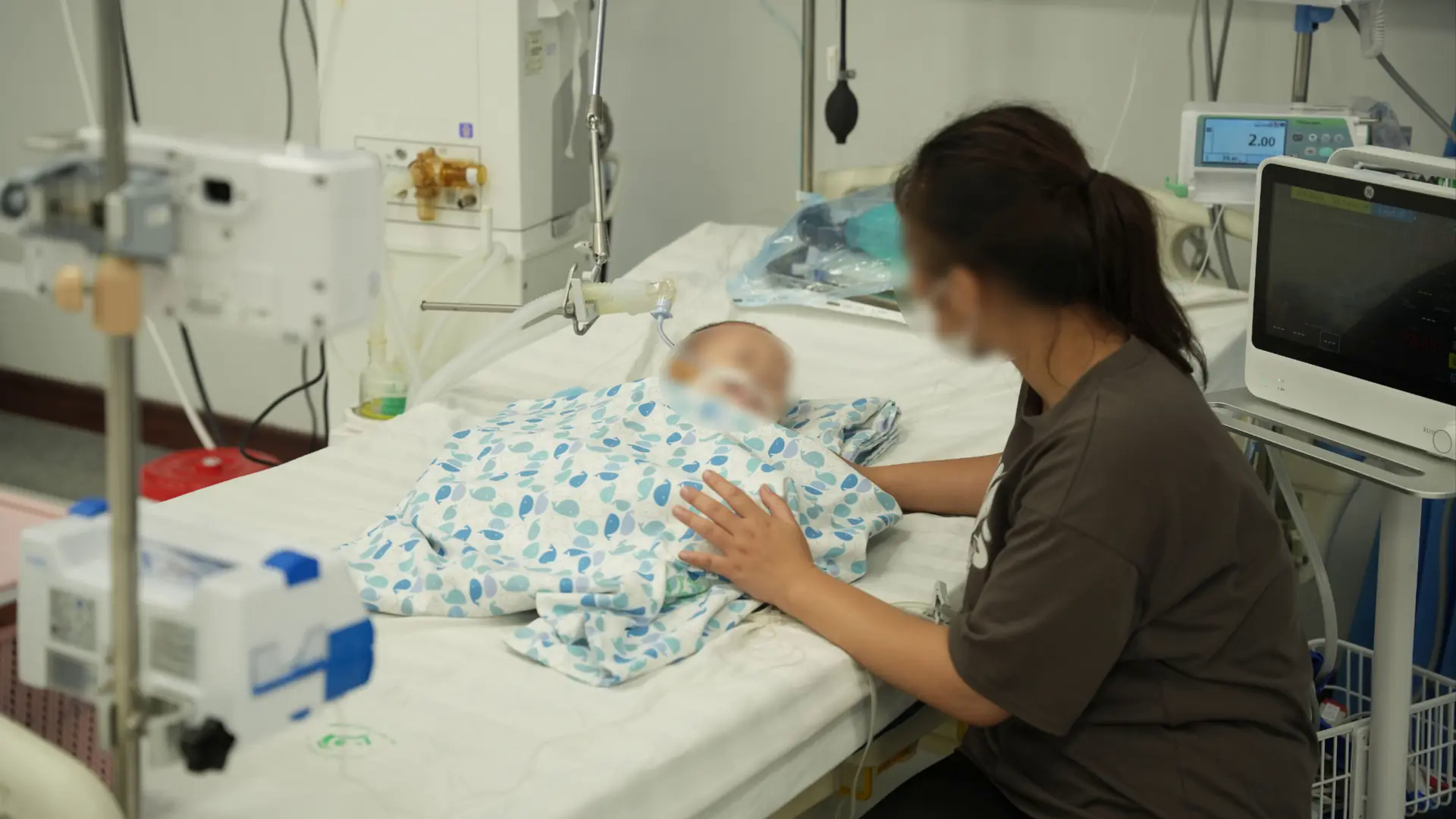 B&eacute; trai nguy kịch khi uống phải tinh dầu đuổi muỗi