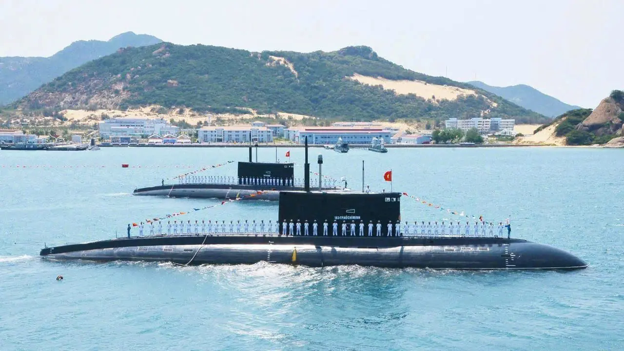 23 t&agrave;u v&agrave; 4 m&aacute;y bay hợp luyện diễu binh tr&ecirc;n biển