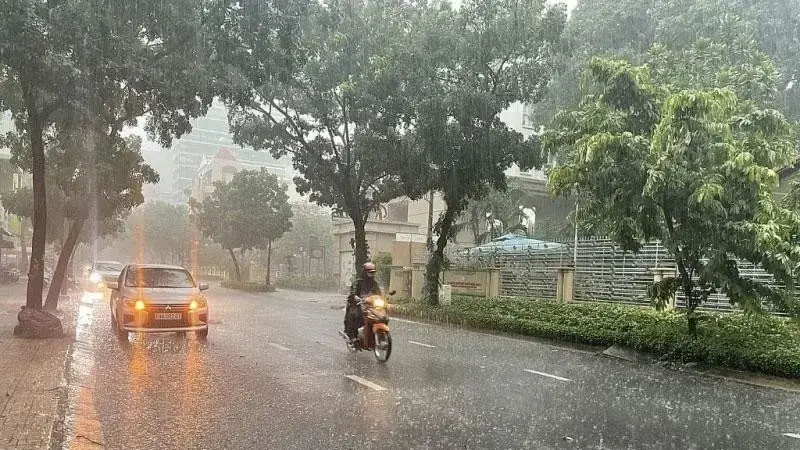 H&agrave; Nội sắp đ&oacute;n mưa d&ocirc;ng