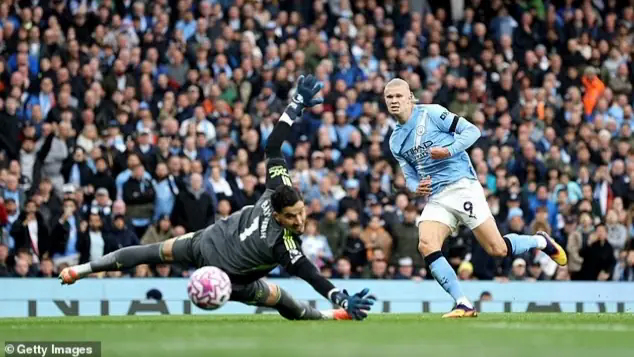 Gary Neville lo lắng về tương lai của HLV Ruben Amorim