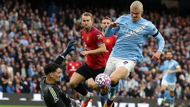 Sự hỗn loạn đ&aacute;ng xấu hổ &lsquo;nhấn ch&igrave;m&rsquo; Man United