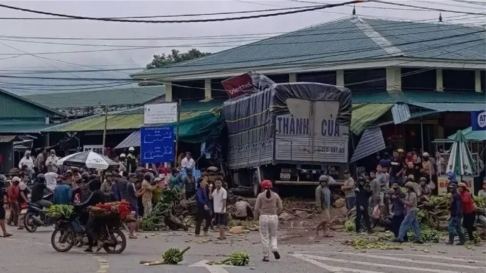Xe tải lao v&agrave;o chợ T&acirc;n Long khiến nhiều người thương vong