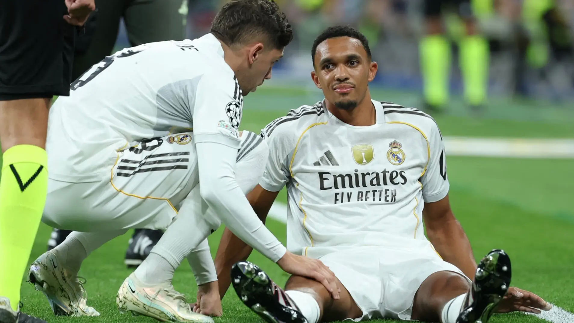 Trent Alexander-Arnold rời s&acirc;n sau 3 ph&uacute;t trở lại Champions League