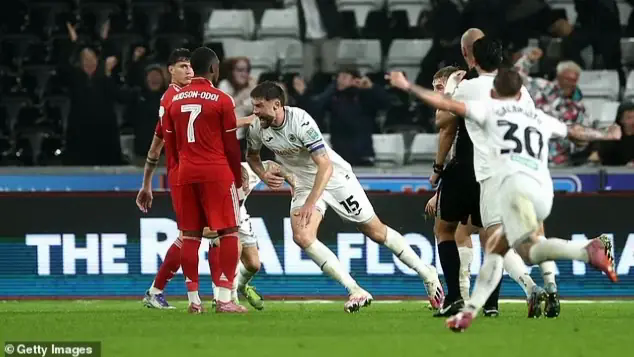 Ange Postecoglou c&ugrave;ng Nottingham Forest bị loại khỏi Carabao Cup