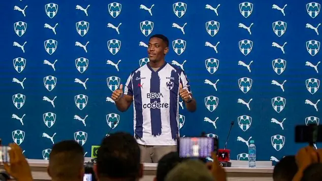 Anthony Martial ra mắt c&acirc;u lạc bộ mới