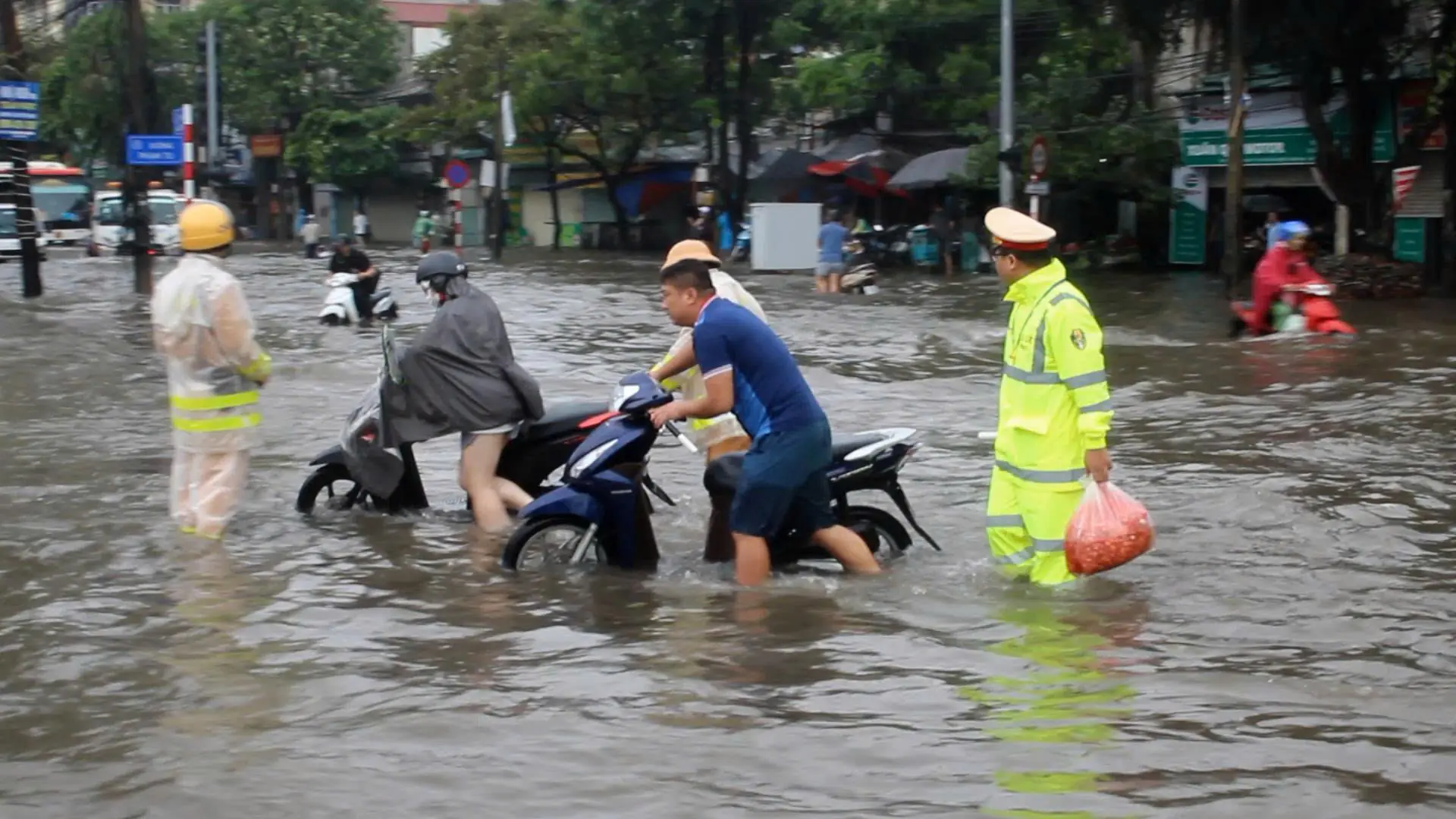 H&agrave; Nội khẩn trương ứng ph&oacute; si&ecirc;u b&atilde;o Ragasa
