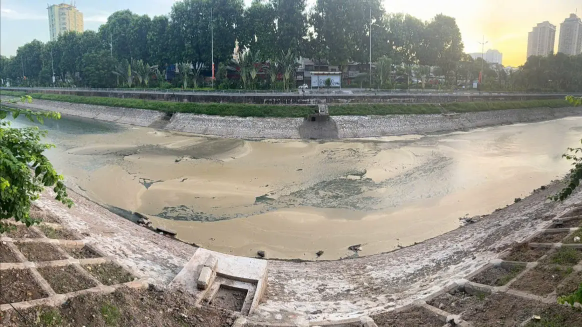 Bắt giữ đối tượng xả 50m3 chất thải xuống s&ocirc;ng T&ocirc; Lịch