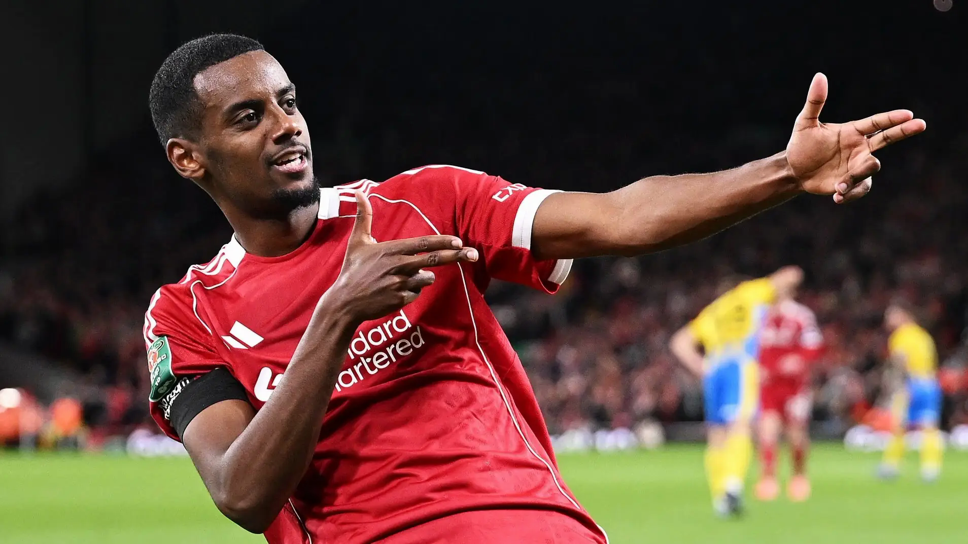 Alexander Isak ghi b&agrave;n đầu ti&ecirc;n cho Liverpool