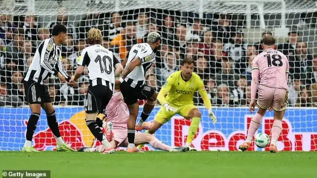 Newcastle khởi đầu thuận lợi h&agrave;nh tr&igrave;nh bảo vệ Carabao Cup