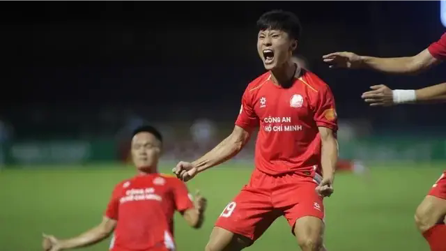 C&ocirc;ng an TP.HCM chiếm ng&ocirc;i đầu V-League 2025/2026