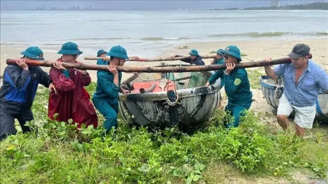 Đ&agrave; Nẵng hỗ trợ, giải cứu nhiều người an to&agrave;n trong mưa b&atilde;o