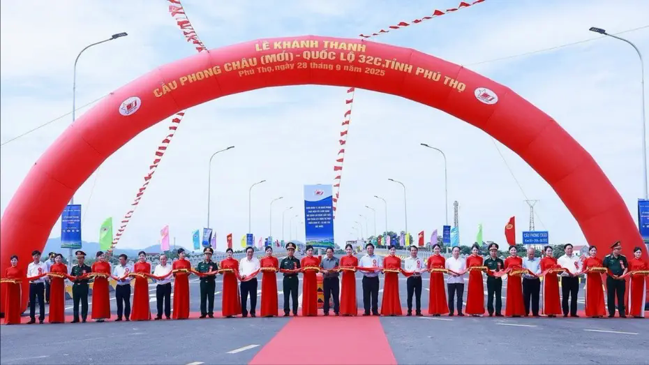 Thủ tướng Phạm Minh Ch&iacute;nh dự lễ kh&aacute;nh th&agrave;nh cầu Phong Ch&acirc;u mới