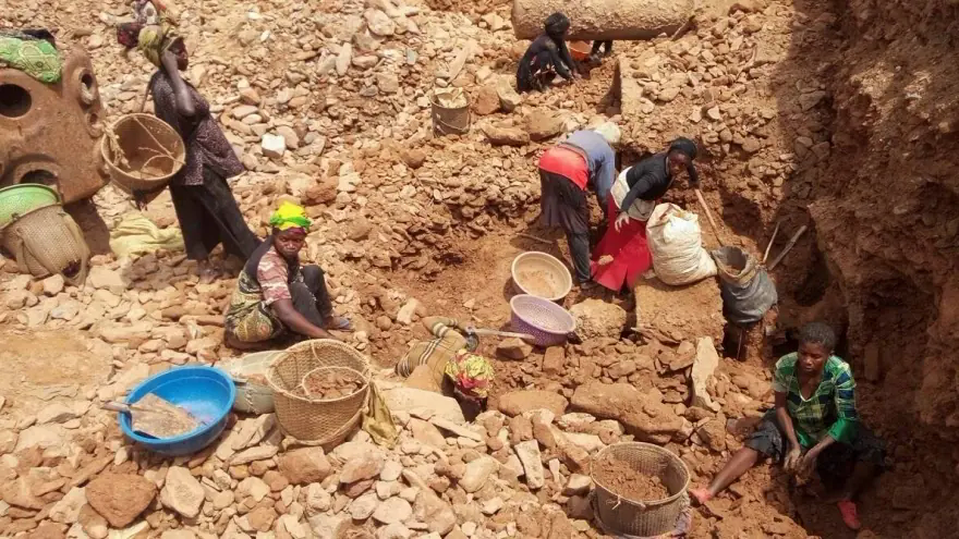 Sập mỏ khai th&aacute;c tr&aacute;i ph&eacute;p ở Nigeria, nhiều người thiệt mạng